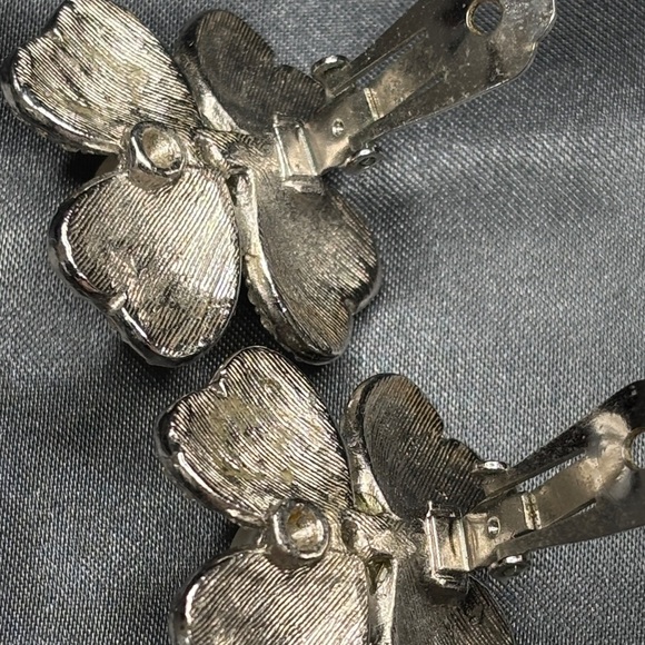 Kenneth Jay Lane Silver and Cream Floral Earrings - Picture 6 of 6